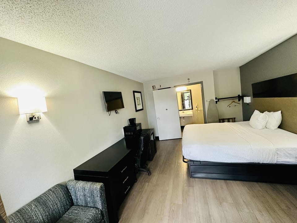 Standard Room, 1 King Bed, Non Smoking | Desk, iron/ironing board, free WiFi, bed sheets