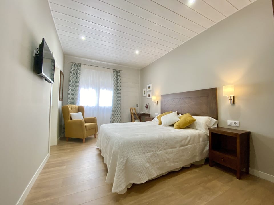 Traditional Double Room | Premium bedding, down comforters, desk, laptop workspace