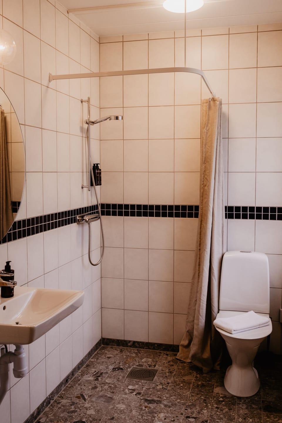 Shower, towels, soap, shampoo