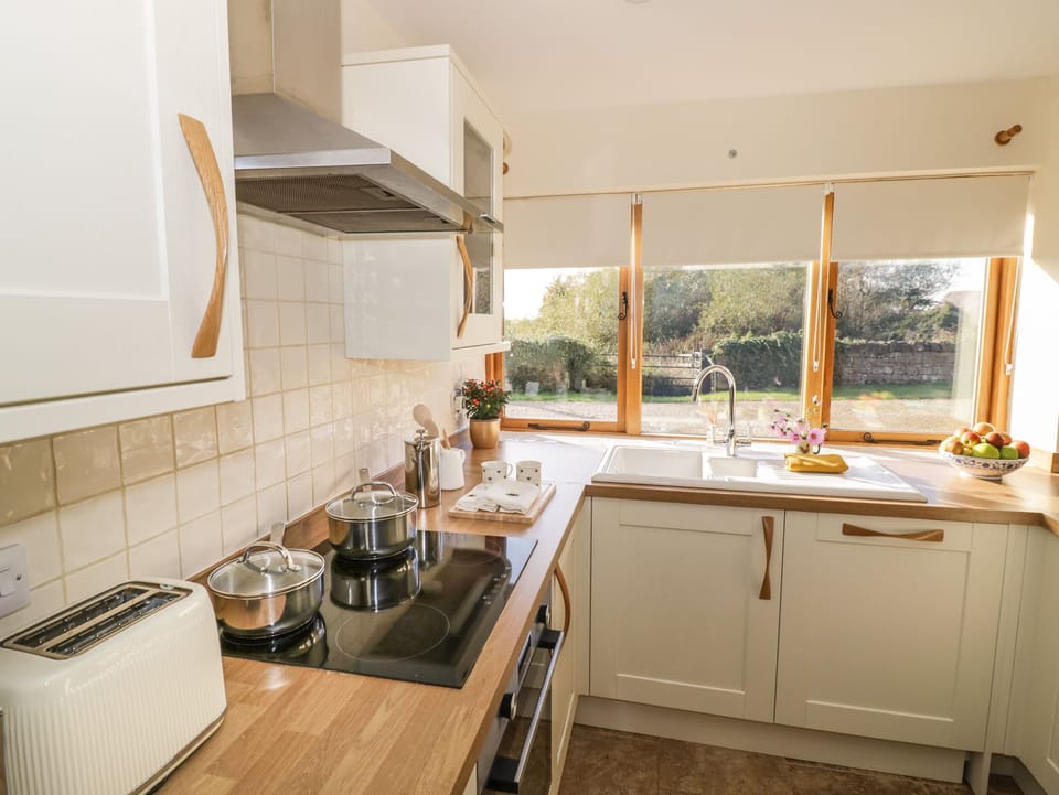 Cottage | Private kitchen | Fridge, dishwasher, electric kettle, toaster