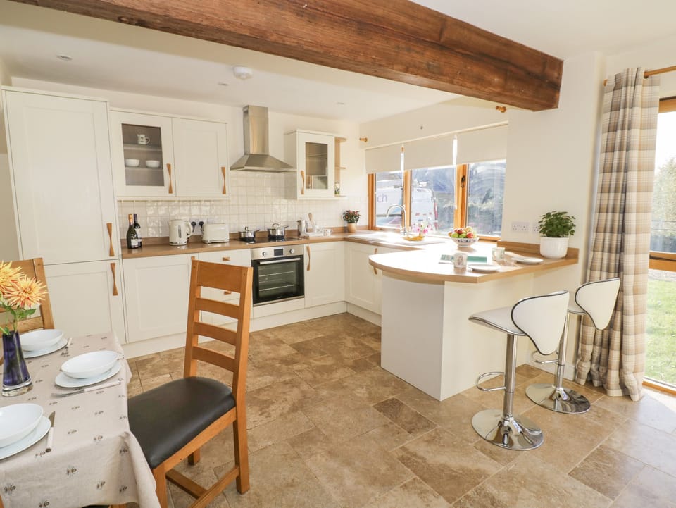 Cottage | Private kitchen | Fridge, dishwasher, electric kettle, toaster