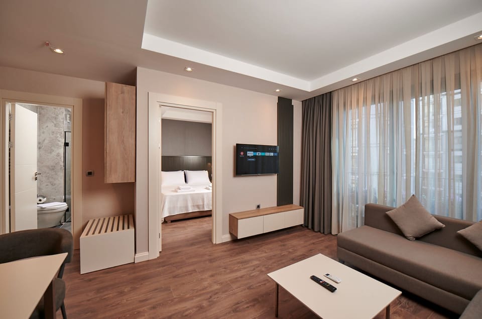 Family Suit Room With Kitchen | Minibar, desk, laptop workspace, soundproofing