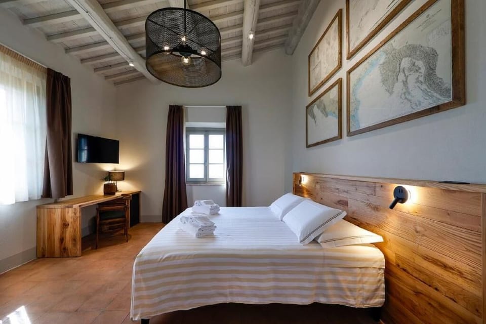 Deluxe Room, 1 King Bed, Private Bathroom, Valley View | Premium bedding, minibar, free WiFi, bed sheets