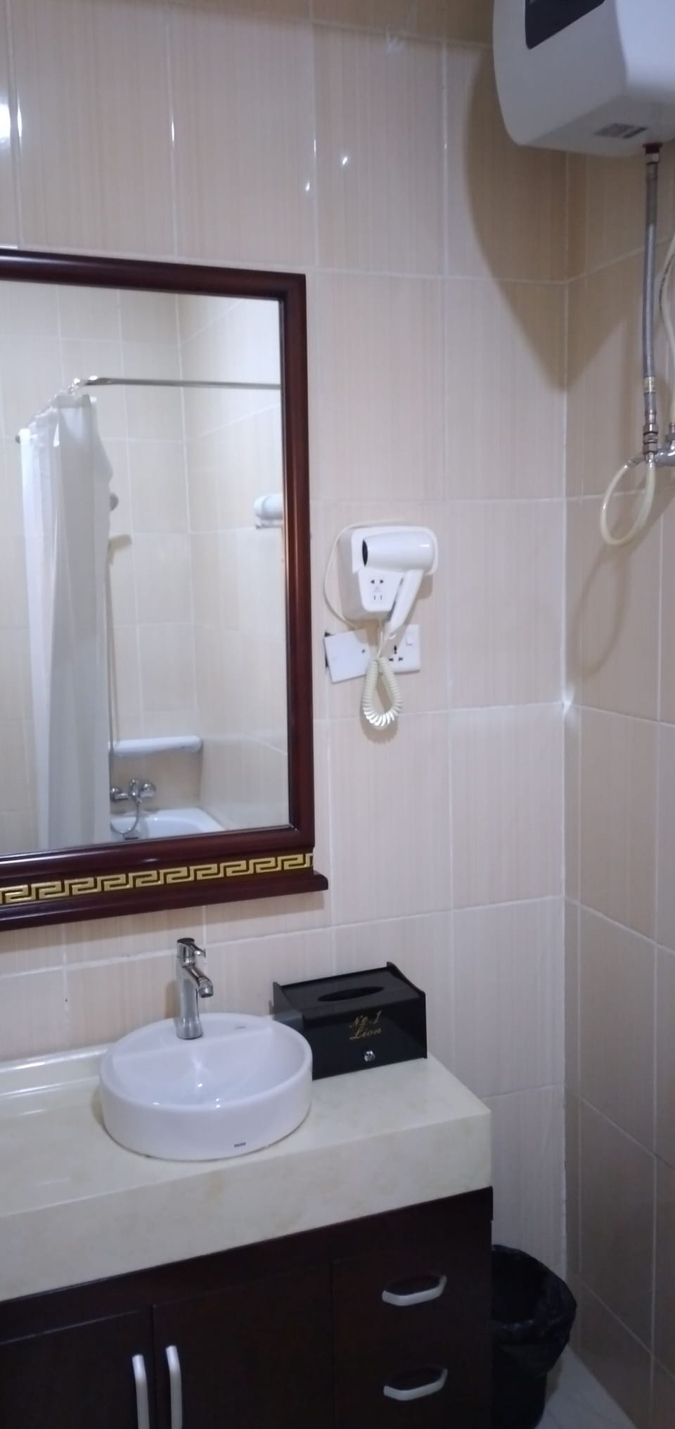 Combined shower/tub, towels