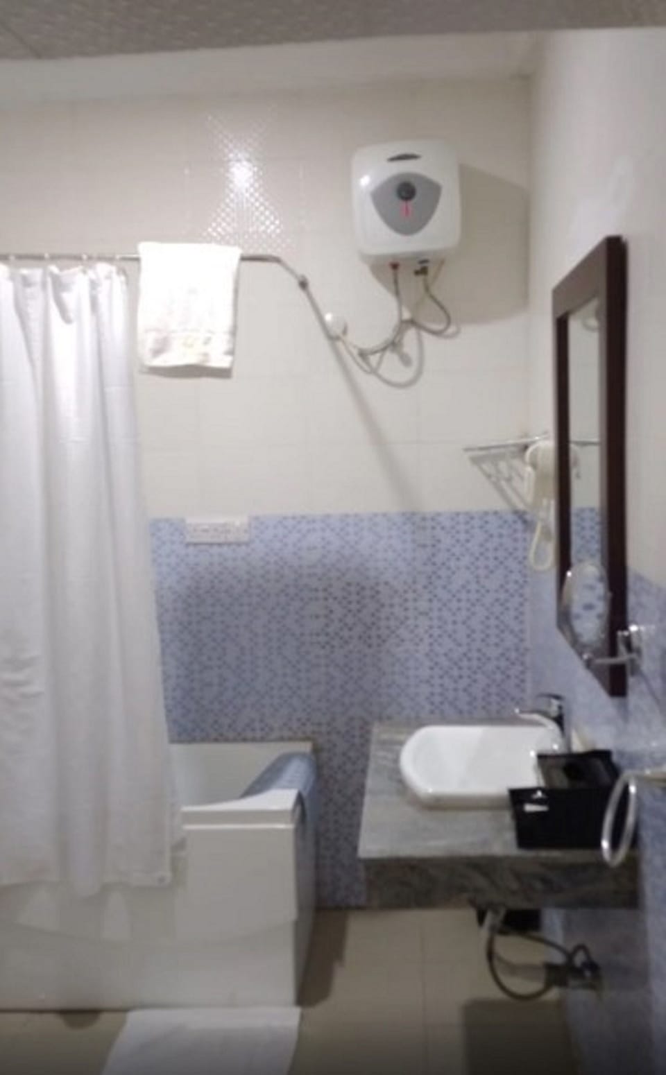Combined shower/tub, towels