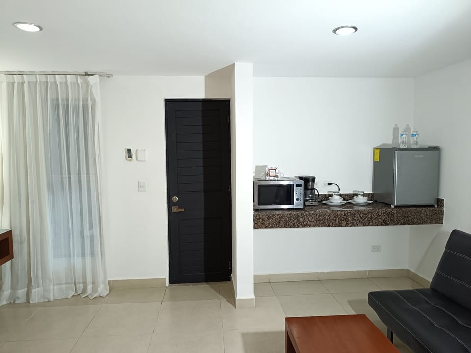 Suite | Desk, free WiFi, bed sheets