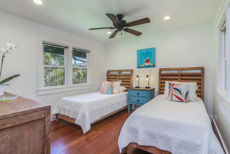 3rd guest bedroom with 2 twin beds