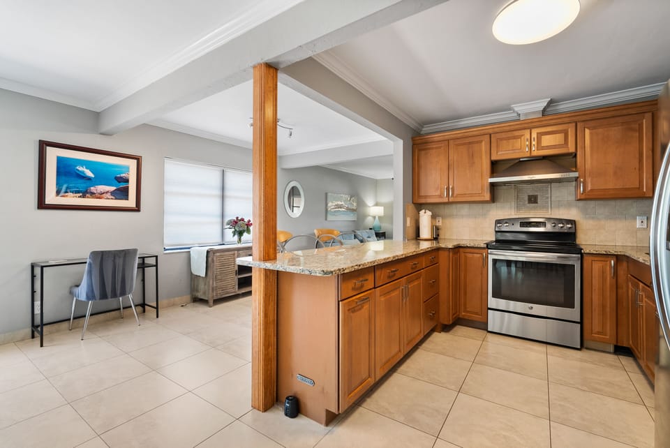 Kitchen: toaster, kettle, coffee maker, work from home at the desk