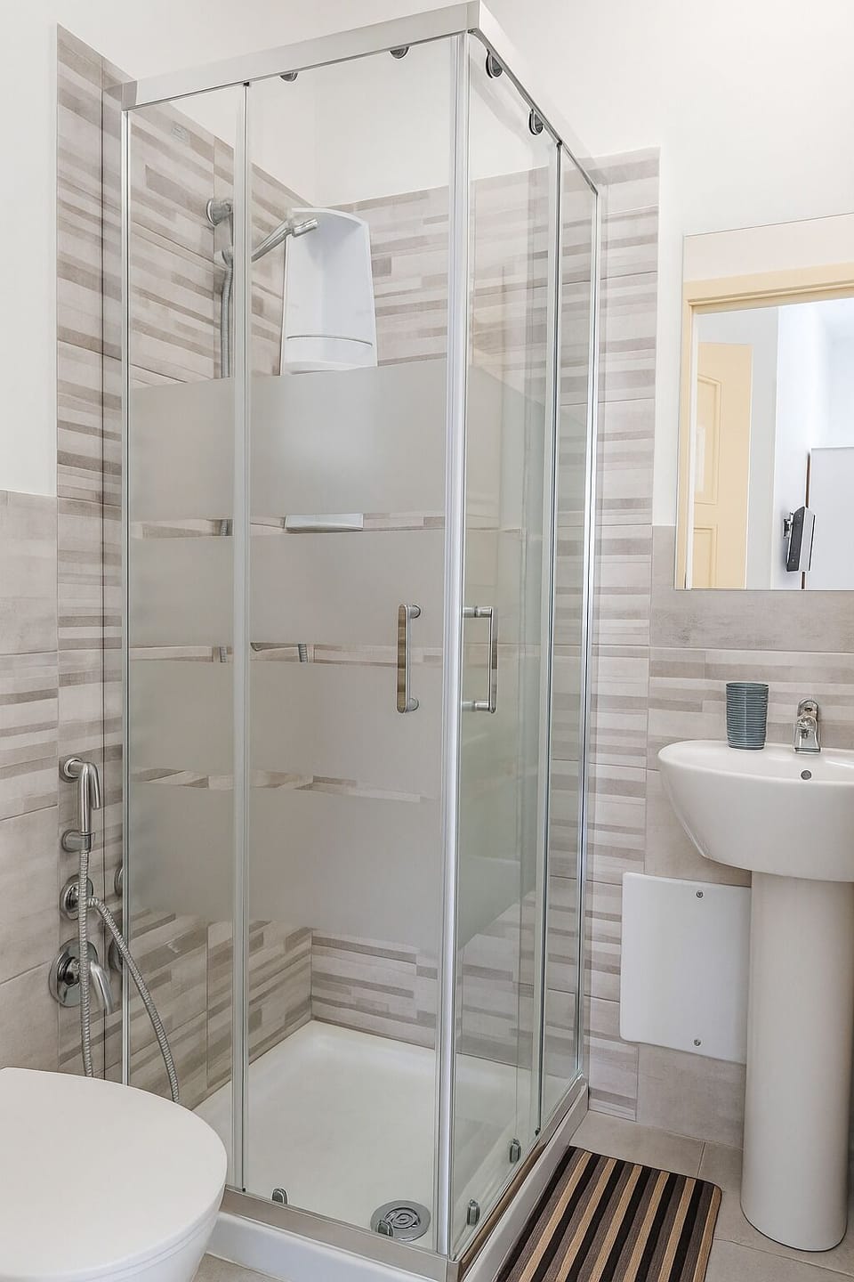 Comfort Room, Balcony | Bathroom | Shower, rainfall showerhead, hair dryer, soap