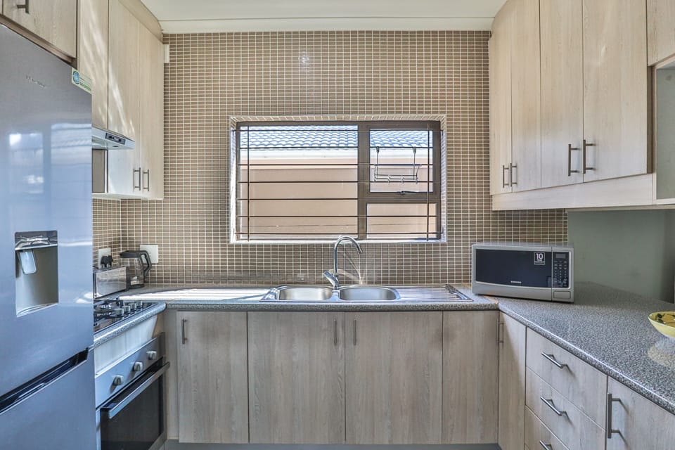 Comfort House | Private kitchen | Fridge, microwave, oven, stovetop