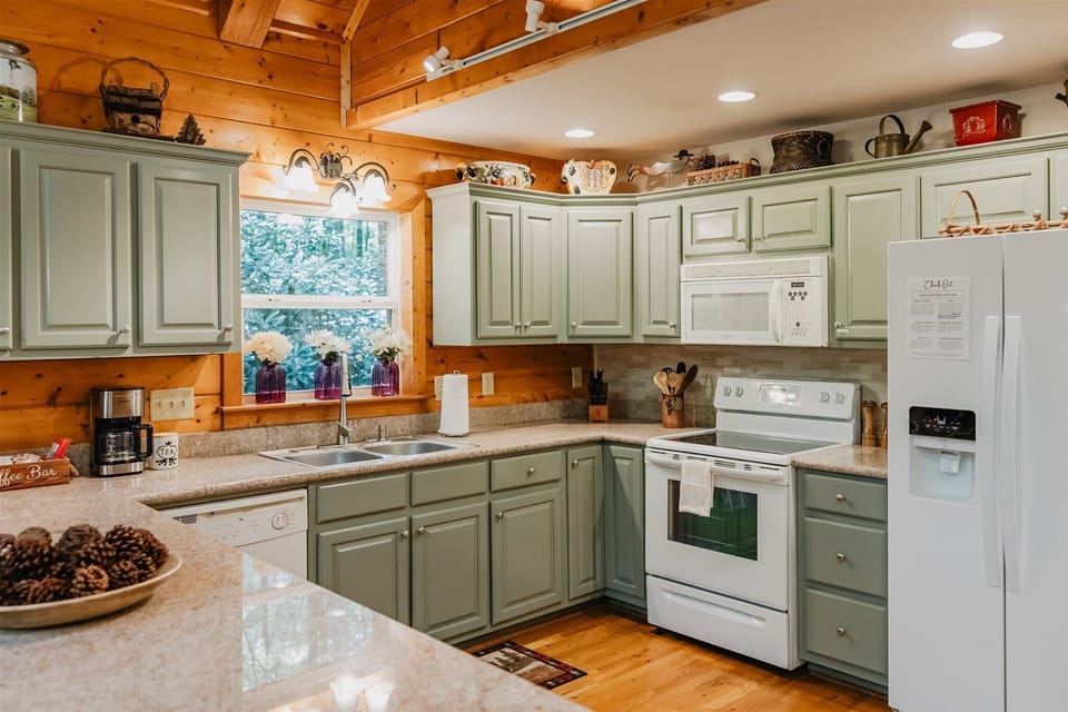 Newly renovated and fully appointed kitchen - Holiday ready!!