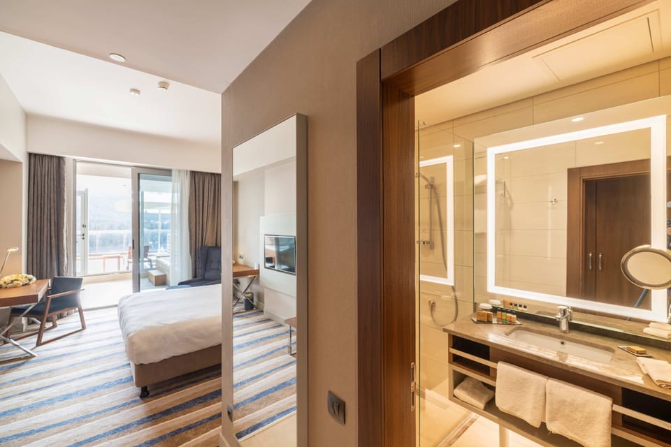 Deluxe Room | Egyptian cotton sheets, premium bedding, down comforters