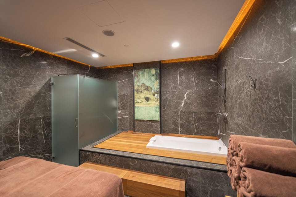 Couples treatment rooms, sauna, hot tub, steam room, hot springs