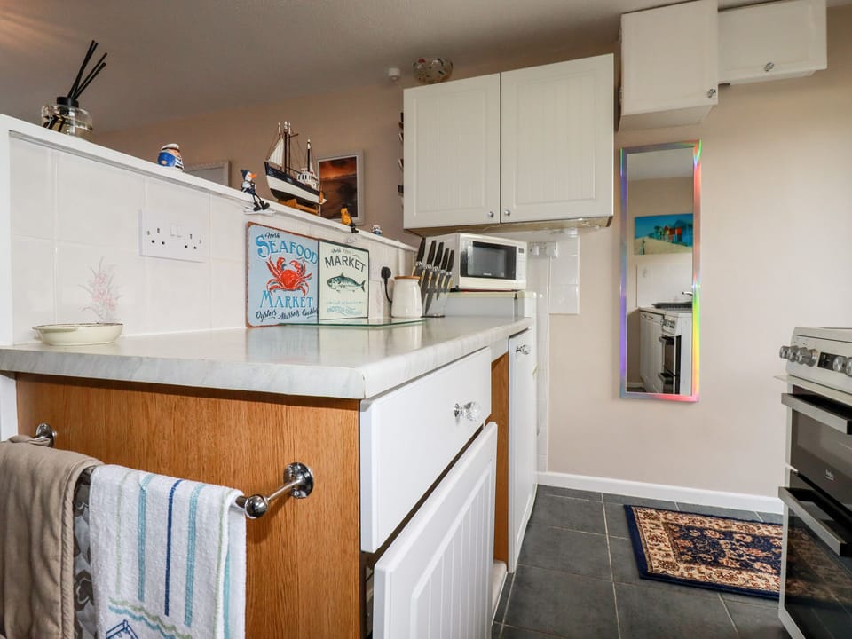 Fridge, cookware/dishes/utensils
