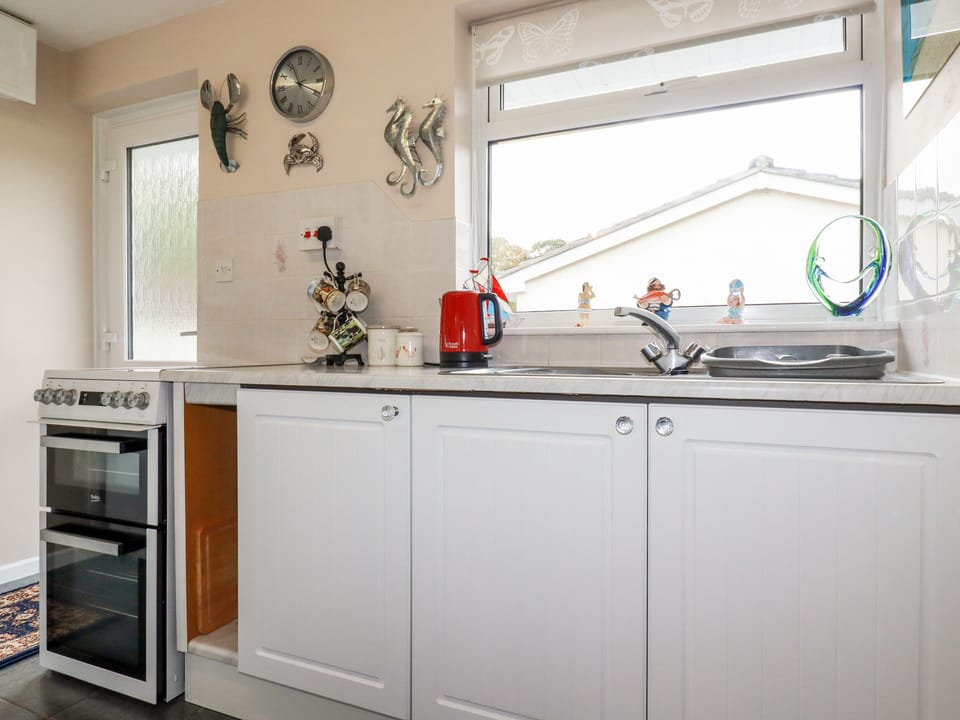 Fridge, cookware/dishes/utensils