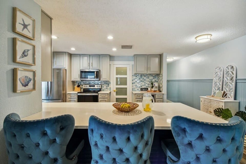 Kitchen Bar.