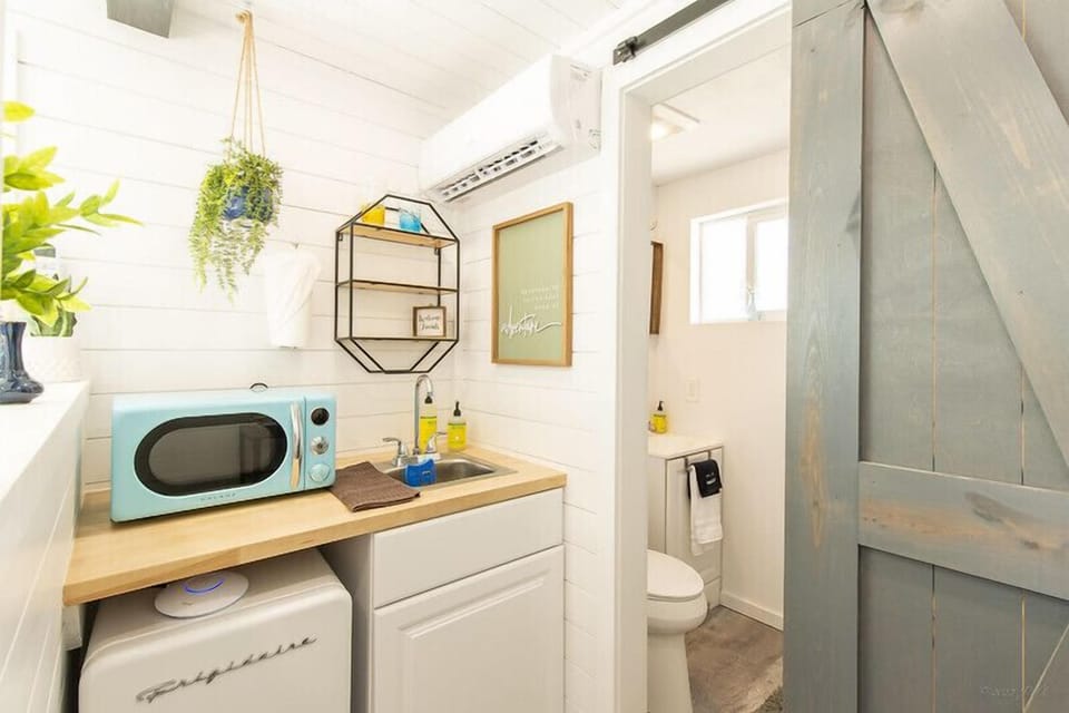 Kitchenette/Bathroom