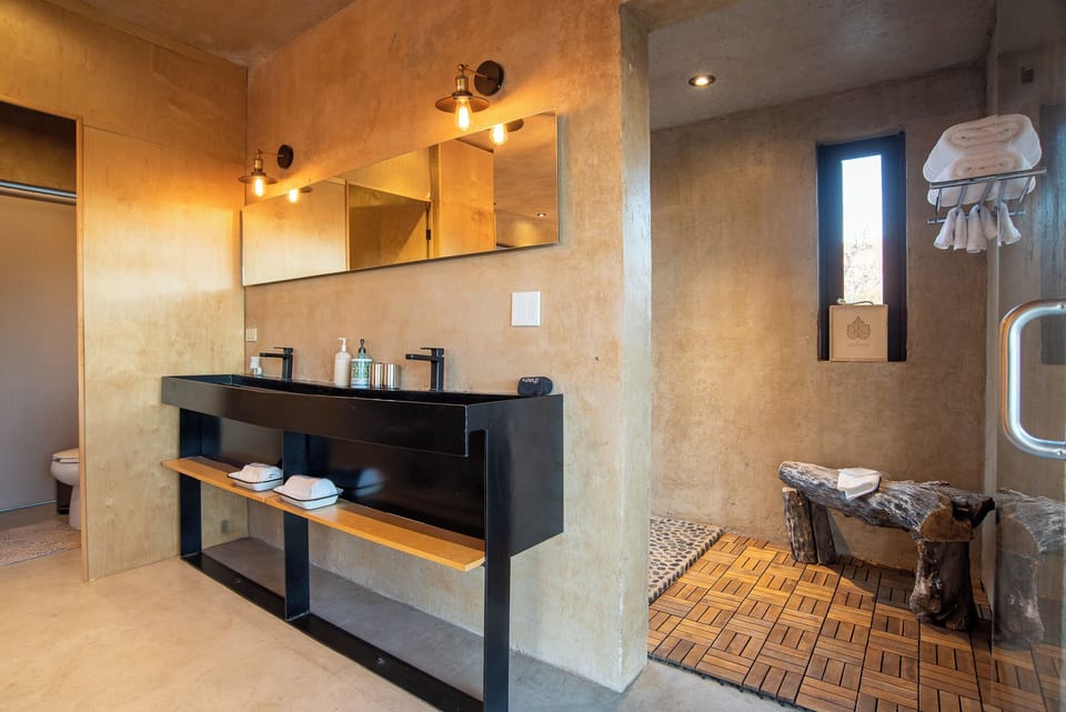 Casa Chihuahua | Bathroom | Shower, free toiletries, hair dryer, bathrobes