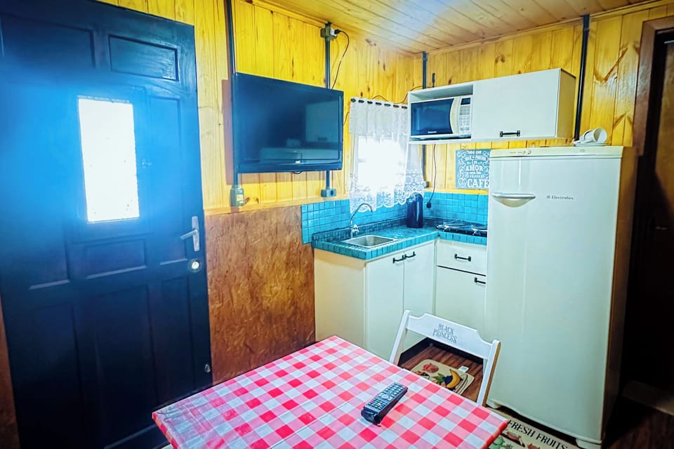 Deluxe Cabin | Private kitchen | Shared fridge, microwave