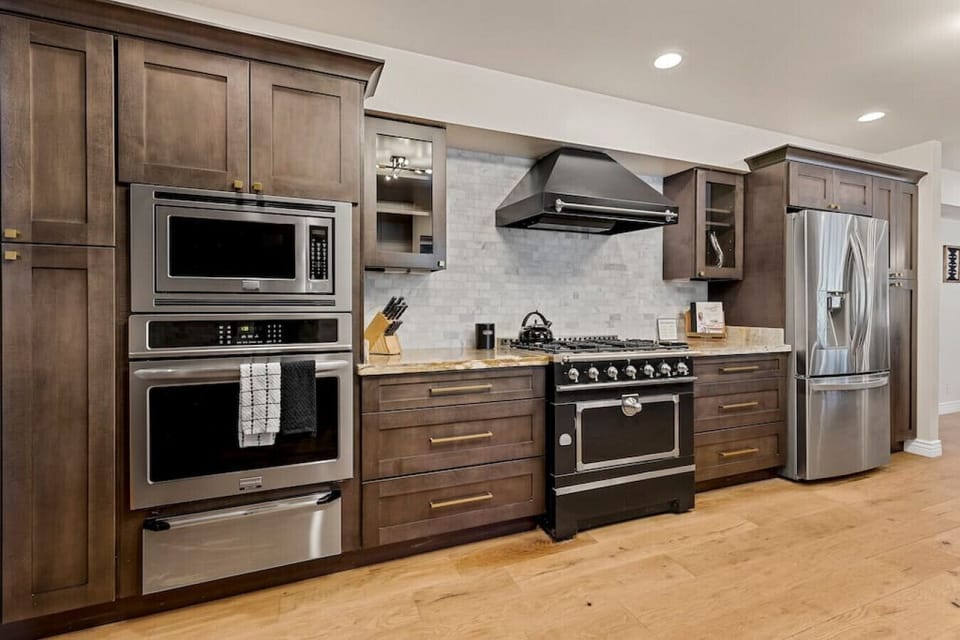 [Main Kitchen] Fully equipped for gourmet cooking - gas stove w/ 6 burners
