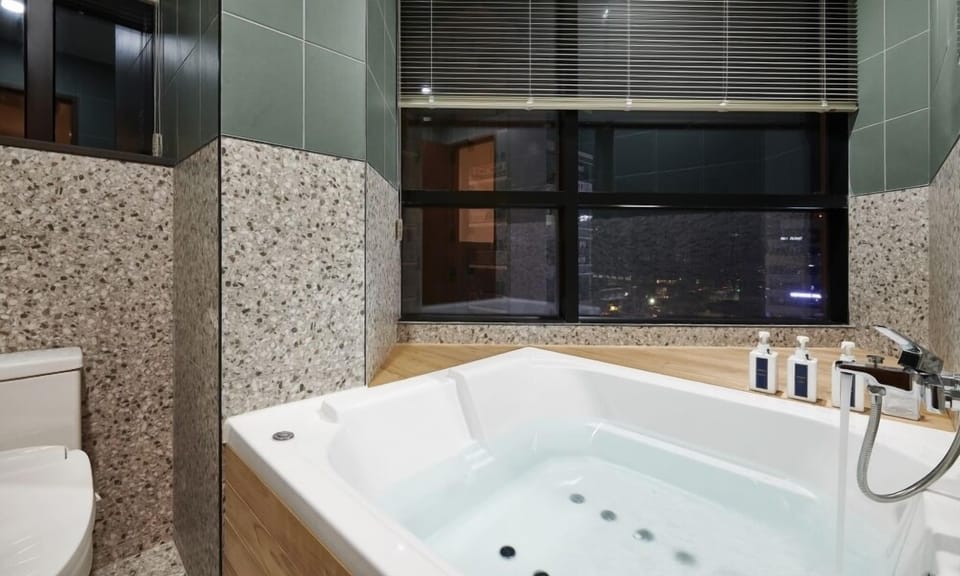 VIP | Bathroom | Free toiletries, hair dryer, bathrobes, towels