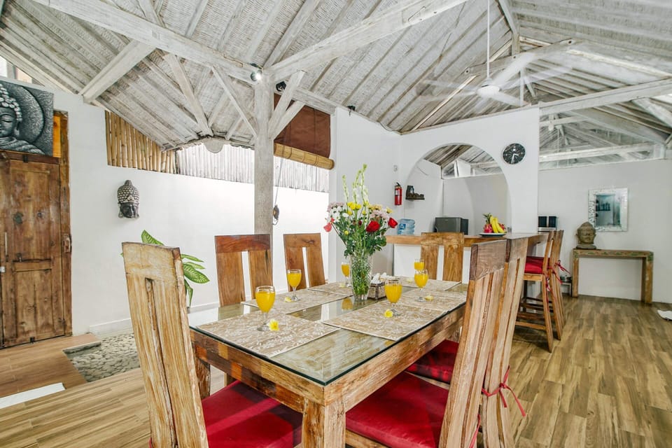 Basic Villa, Multiple Beds | Dining