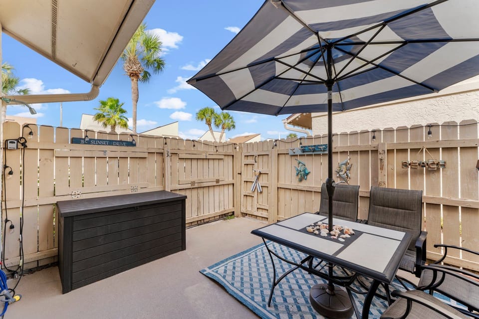 Enclosed Patio w/Furniture