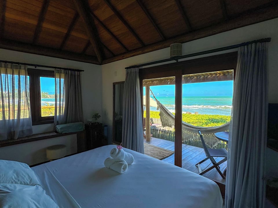 Honeymoon Cabin | Minibar, in-room safe, desk, laptop workspace