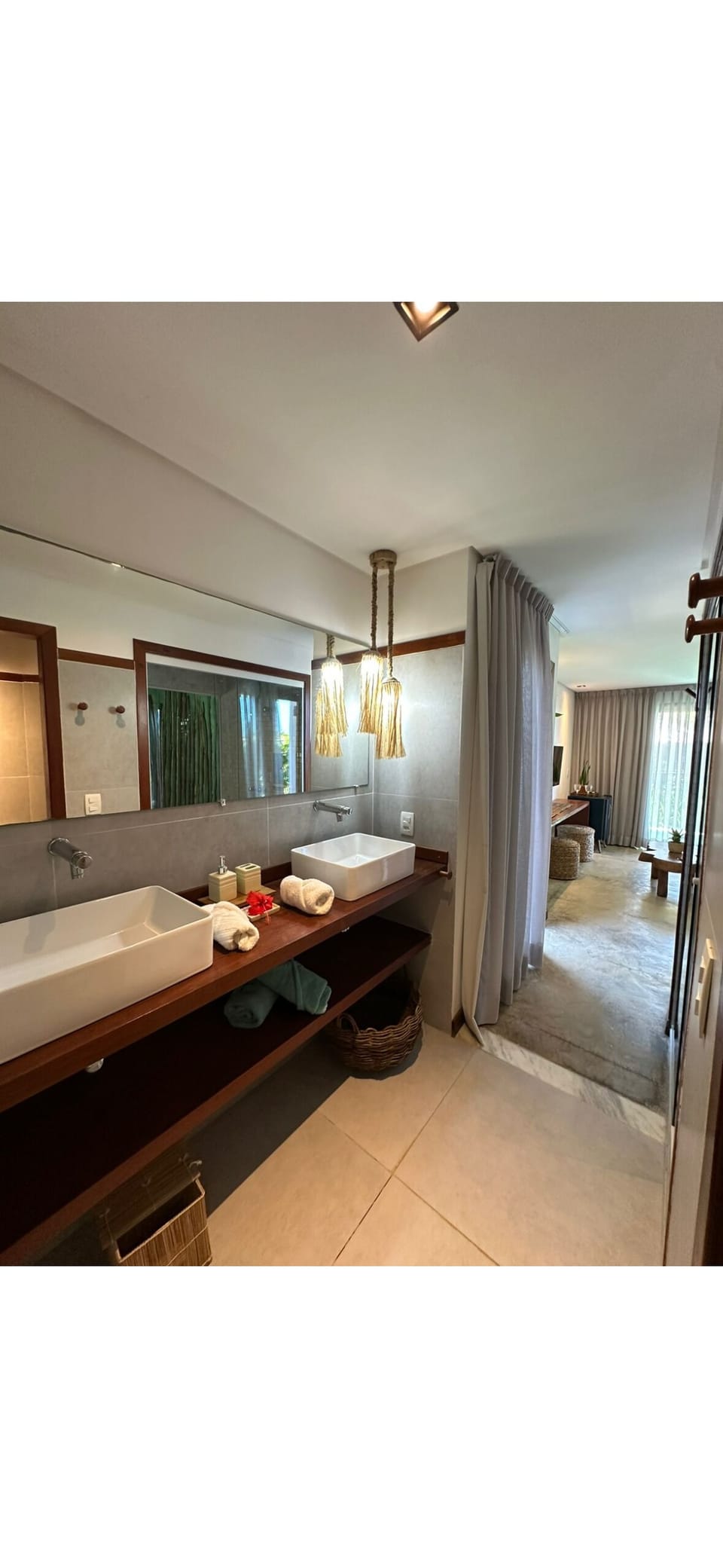Luxury Room | Minibar, in-room safe, desk, laptop workspace