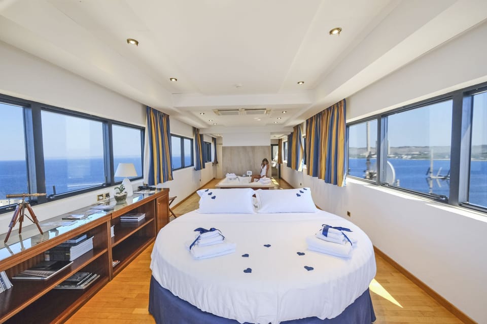 Executive Suite, Sea View | Minibar, in-room safe, desk, bed sheets