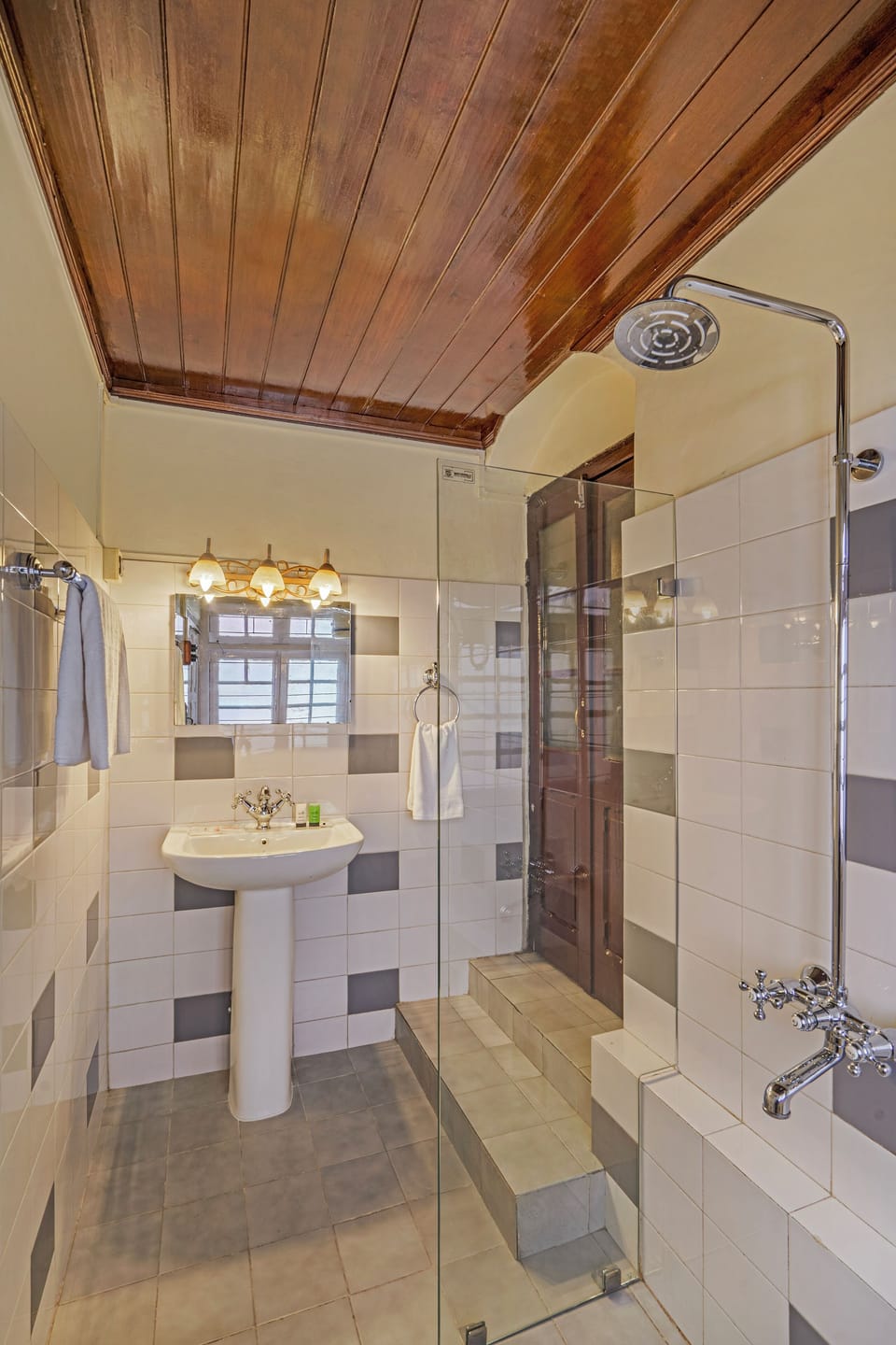 Maharaja Dinajpur Family Suite | Bathroom | Shower, free toiletries, hair dryer, towels
