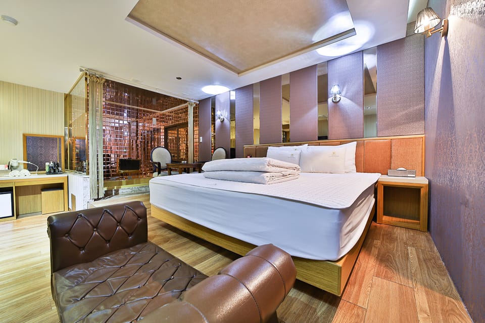 Signature Double Room, Sauna, Park View | Premium bedding, individually decorated, individually furnished, desk