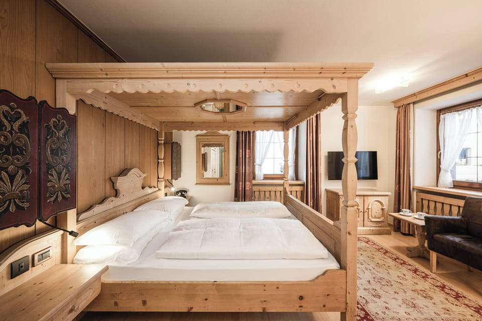 Superior Room | Premium bedding, in-room safe, desk, blackout drapes