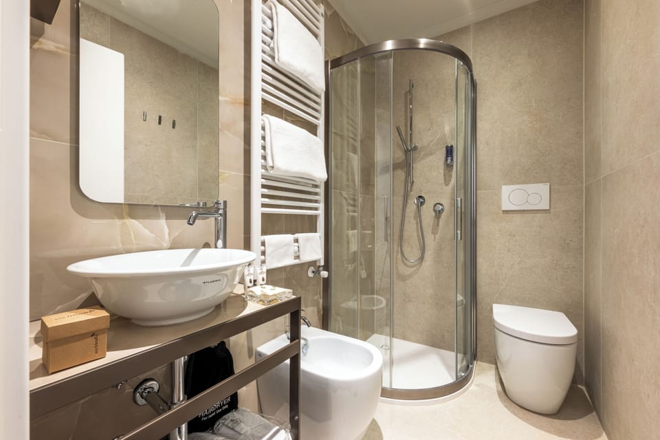 Junior Suite | Bathroom | Shower, hair dryer, slippers, towels
