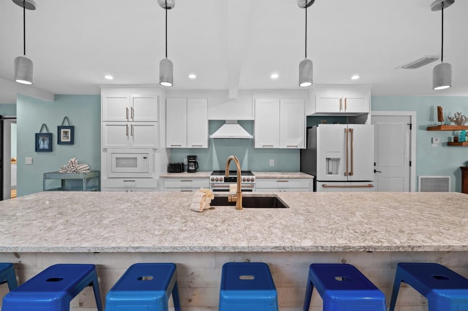 Seating for 7 at the kitchen island