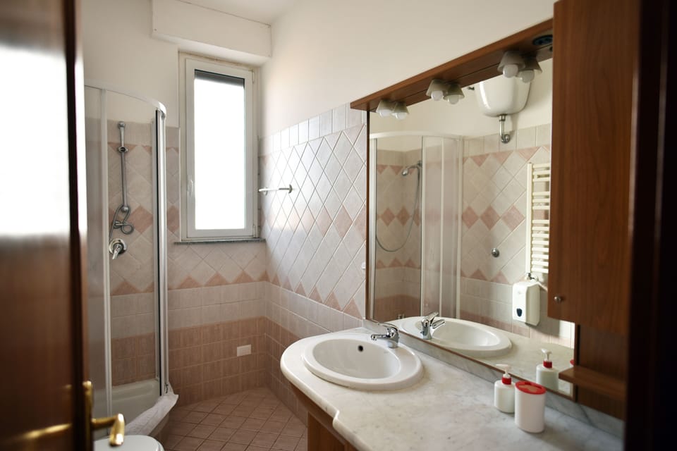Classic Apartment | Bathroom | Shower, hair dryer, bidet, towels