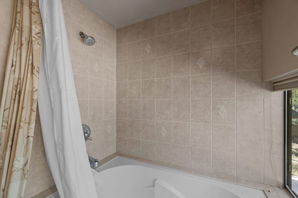 Ensuite Bathroom - Upstairs