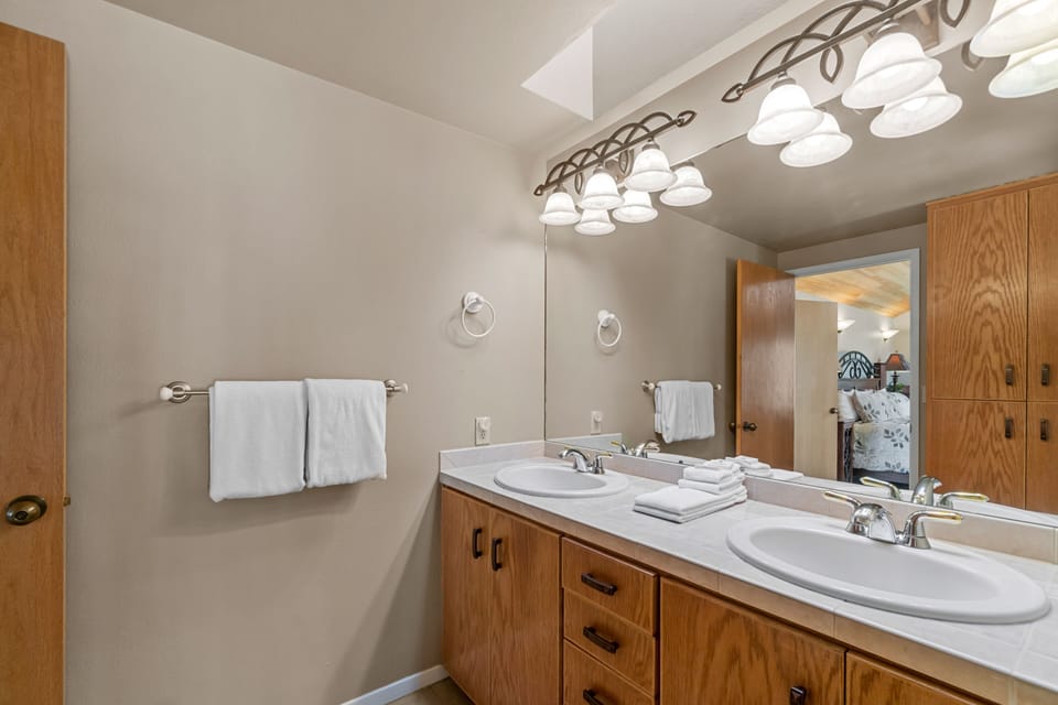 Ensuite Bathroom - Upstairs