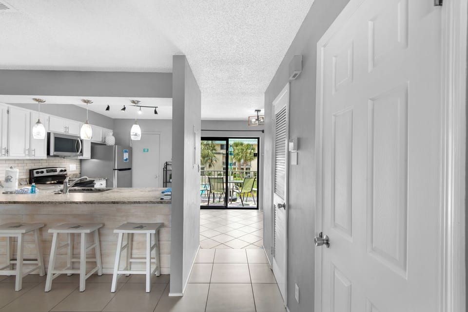 Dining to kitchen