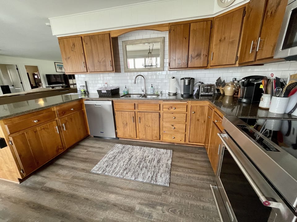 FULLY STOCKED GOURMET KITCHEN