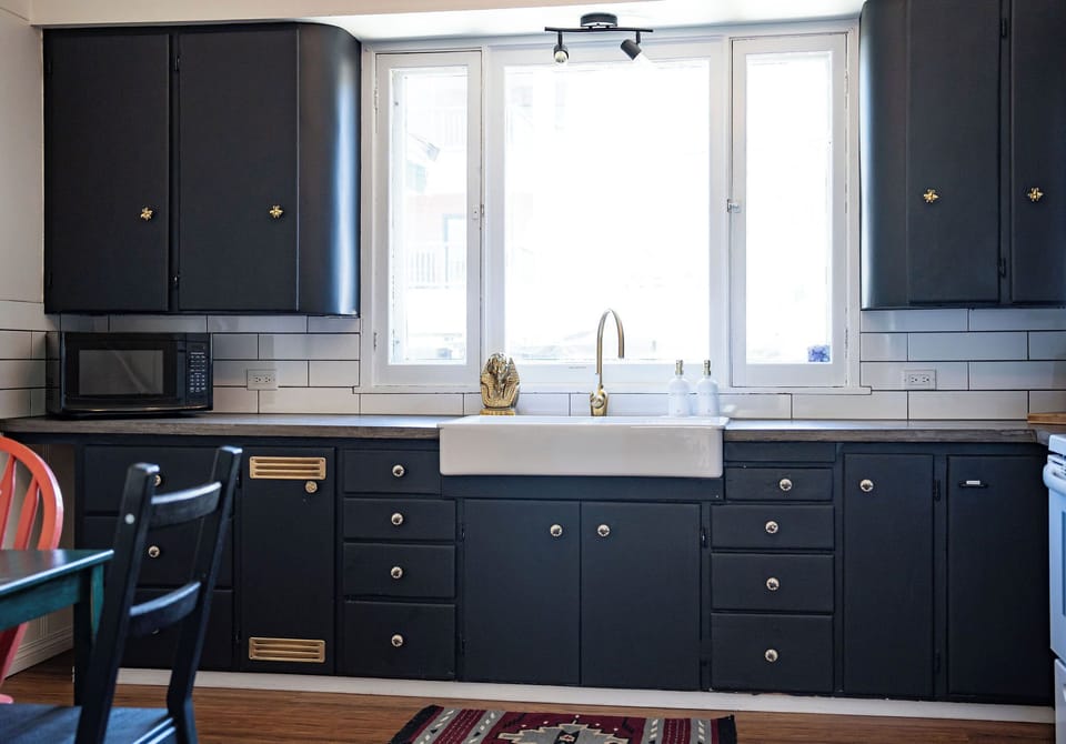 House | Private kitchen | Coffee/tea maker, full-size fridge, microwave, oven