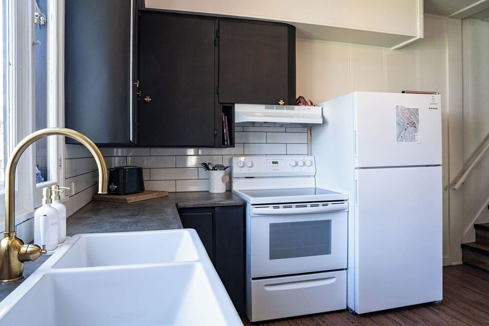 House | Private kitchen | Coffee/tea maker, full-size fridge, microwave, oven