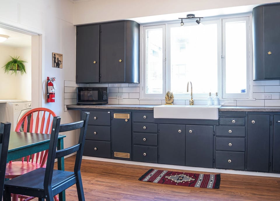 House | Private kitchen | Coffee/tea maker, full-size fridge, microwave, oven