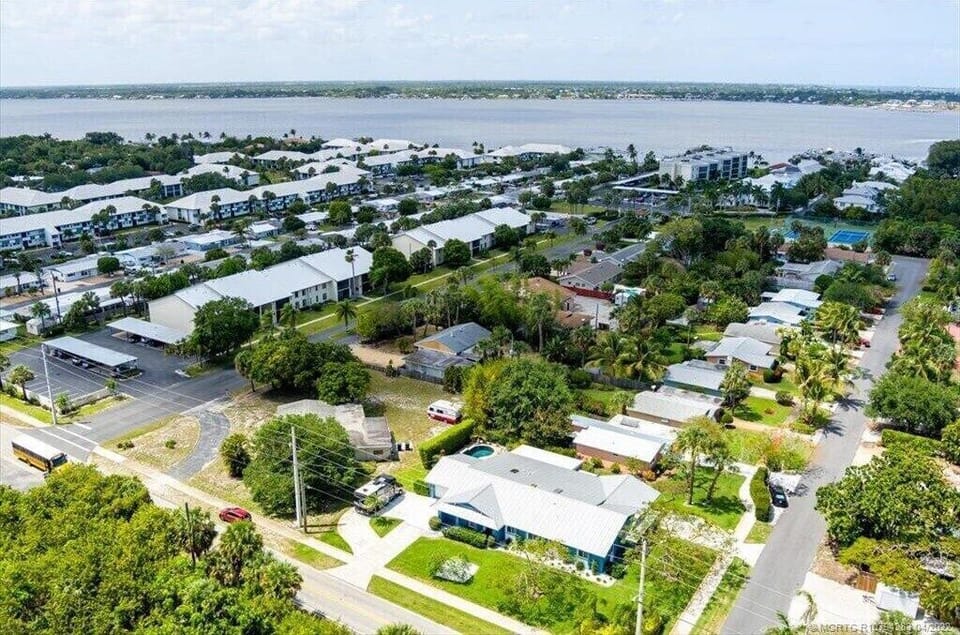less than 8 minutes from the beach and under 5 minutes from DT Stuart, close to restaurants and food market.