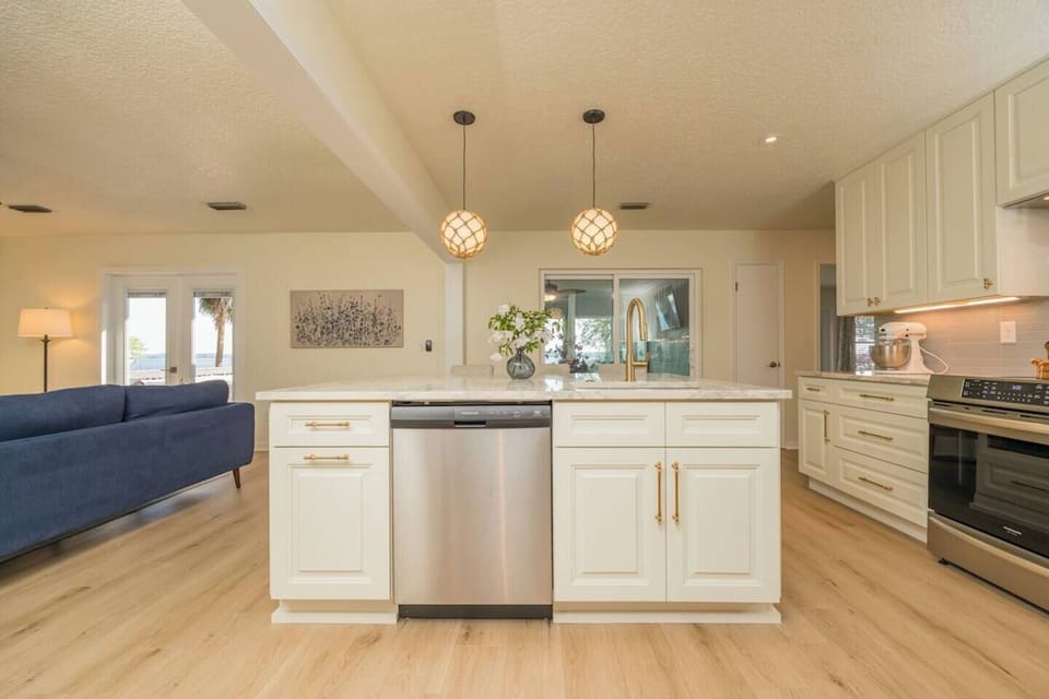 Fully equipped. Fully Modern. A kitchen that does not disappoint!