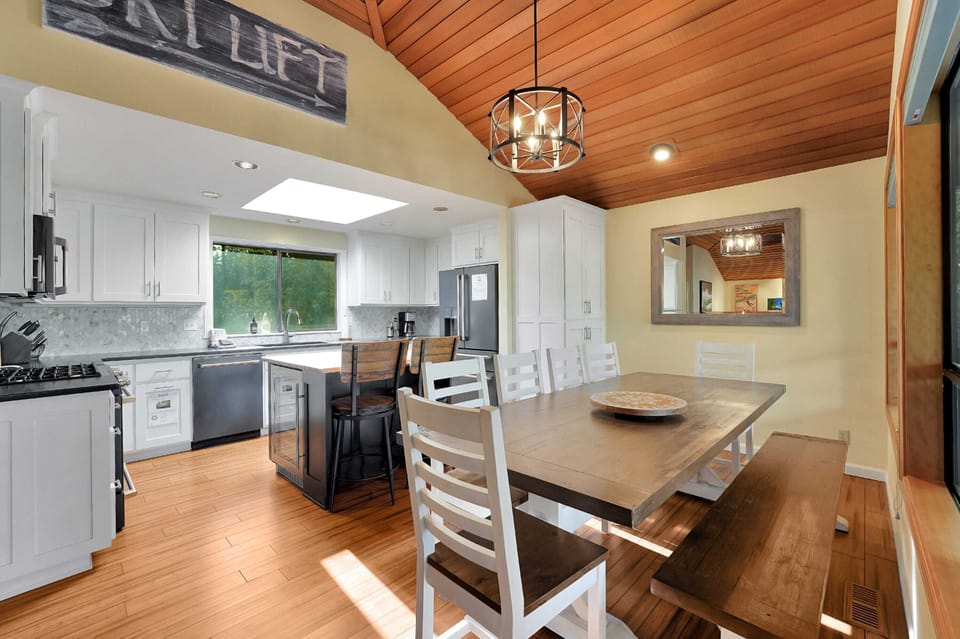 Open Kitchen & Dining Area – Fully Equipped