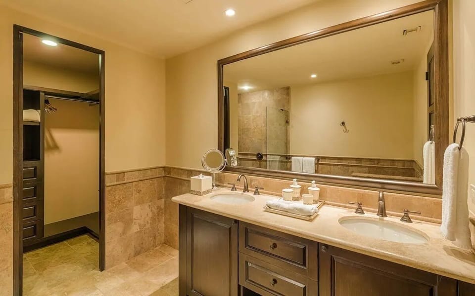 Deluxe Condo | Bathroom | Shower, towels