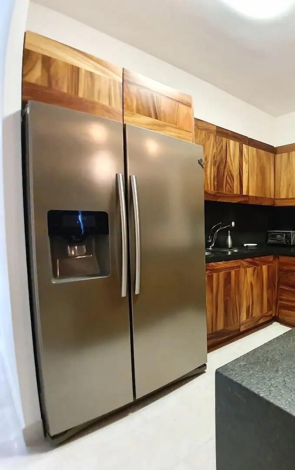 Family Apartment | Private kitchen | Microwave, cookware/dishes/utensils