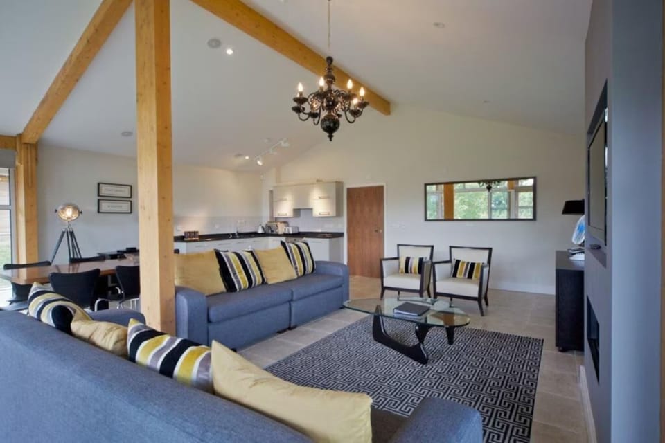 Apartment, 1 Bedroom | Private kitchen | Full-size fridge, microwave, oven, stovetop