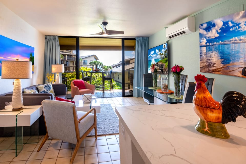 Artful living area open to scenic lanai 